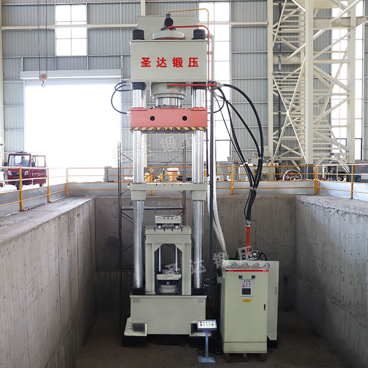 800噸四梁四柱液壓機(jī)車(chē)間實(shí)物 800噸四梁四柱液壓機(jī)車(chē)間實(shí)物