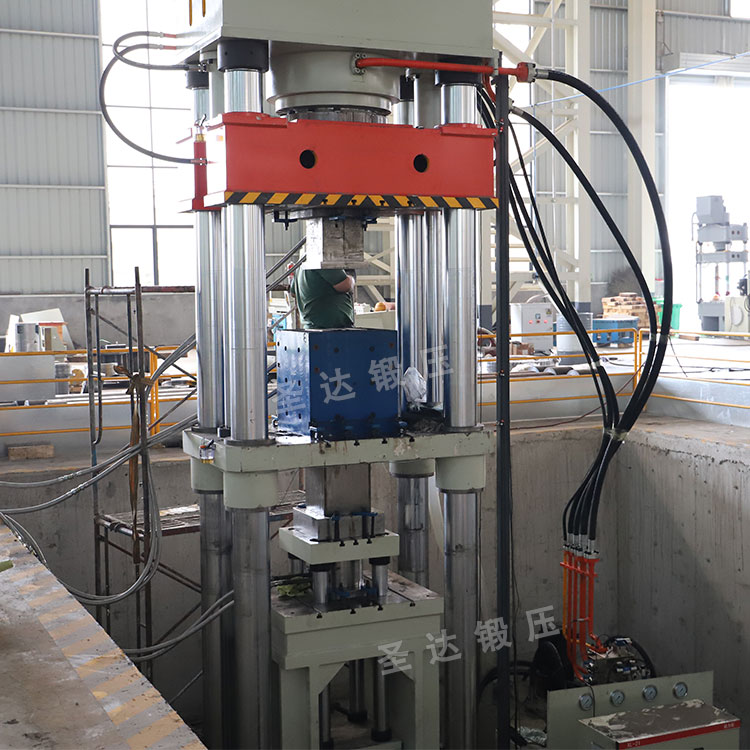 800噸四梁四柱液壓機(jī)車(chē)間調(diào)試 800噸四梁四柱液壓機(jī)車(chē)間調(diào)試