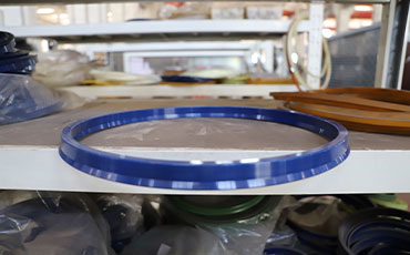 四柱液壓機(jī)如何更換油封？